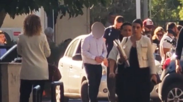 Βίντεο: Στην Ευελπίδων ο 52χρονος γυναικολόγος που κατηγορείται για πορνογραφία ανηλίκων Βίντεο:-Στην-Ευελπίδων-ο-52χρονος-γυναικολόγος-που-κατηγορείται-για-πορνογραφία-ανηλίκων