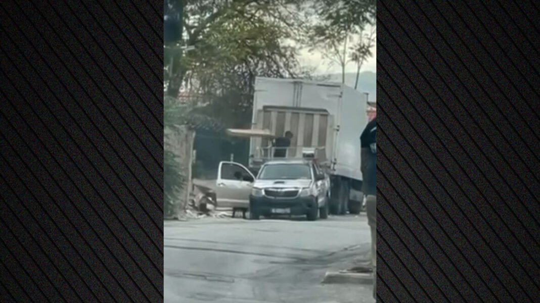 Συνελήφθησαν 37χρονος και 17χρονος που έριξαν μπάζα στον Βοτανικό, παραβίασαν πινακίδες STOP και μπήκαν αντίθετα σε μονόδρομο, βίντεο Συνελήφθησαν-37χρονος-και-17χρονος-που-έριξαν-μπάζα-στον-Βοτανικό,-παραβίασαν-πινακίδες-stop-και-μπήκαν-αντίθετα-σε-μονόδρομο,-βίντεο