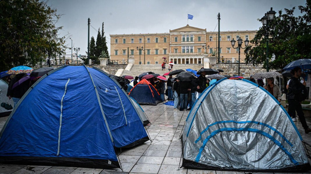 Φοιτητές κατασκηνώνουν στη πλατεία Συντάγματος, δείτε βίντεο και φωτογραφίες Φοιτητές-κατασκηνώνουν-στη-πλατεία-Συντάγματος,-δείτε-βίντεο-και-φωτογραφίες