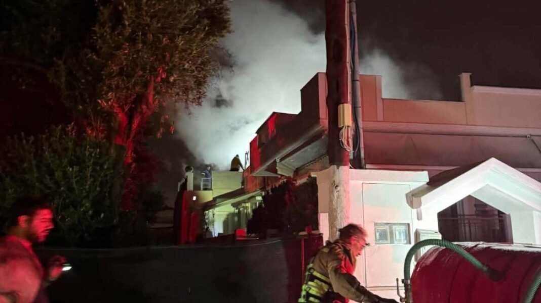 Φωτιά τώρα σε μονοκατοικία στην Αρτέμιδα, έρευνες για τυχόν εγκλωβισμένους, δείτε βίντεο Φωτιά-τώρα-σε-μονοκατοικία-στην-Αρτέμιδα,-έρευνες-για-τυχόν-εγκλωβισμένους,-δείτε-βίντεο