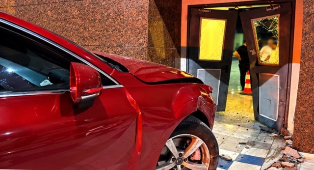 Αναστάτωση στο λιμάνι της Ηγουμενίτσας: Αυτοκίνητο προσέκρουσε στην είσοδο του σταθμού επιβατών, δείτε εικόνες Αναστάτωση-στο-λιμάνι-της-Ηγουμενίτσας:-Αυτοκίνητο-προσέκρουσε-στην-είσοδο-του-σταθμού-επιβατών,-δείτε-εικόνες