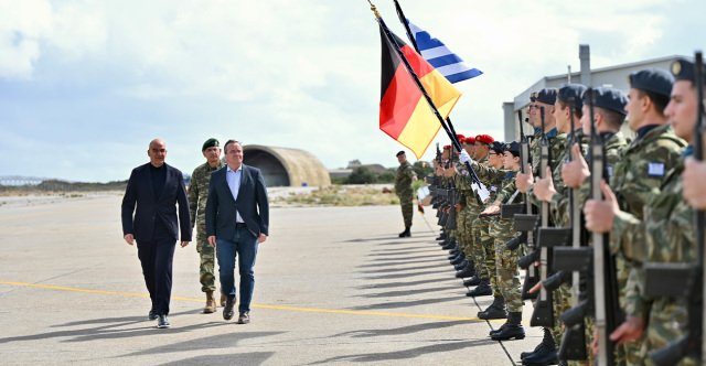 Στο-Πεδίο-Βολής-Κρήτης-Δένδιας-και-Πιστόριους:-Κοινό-πεδίο-στην-ευρωπαϊκή-άμυνα,-δείτε-βίντεο-και-φωτογραφίες
