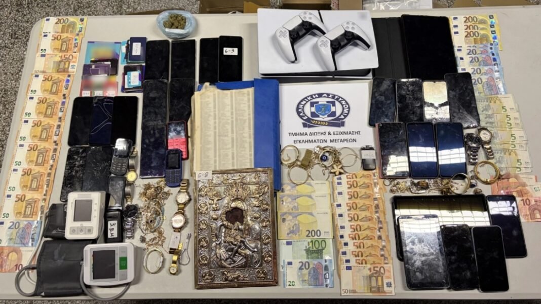 Εξαρθρώθηκε κύκλωμα με απάτες και κλοπές στην Αττική: Παρίσταναν τους υπαλλήλους της ΔΕΗ και τους λογιστές, στα 350.000 ευρώ η λεία τους Εξαρθρώθηκε-κύκλωμα-με-απάτες-και-κλοπές-στην-Αττική:-Παρίσταναν-τους-υπαλλήλους-της-ΔΕΗ-και-τους-λογιστές,-στα-350.000-ευρώ-η-λεία-τους