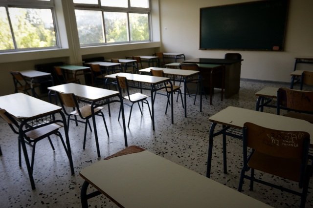 Παράθυρο-αποκολλήθηκε-και-έπεσε-σε-μαθητή-στο-ΓΕΛ-Νεοχωρίου-στο-Μεσολόγγι,-μεταφέρθηκε-στο-νοσοκομείο