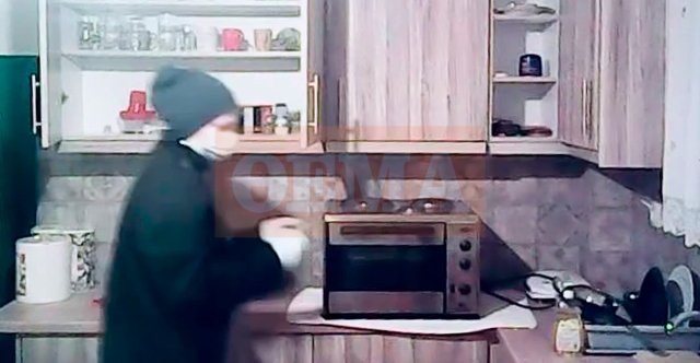 Βίντεο: Με γάντια, μάσκα, σκούφο και χειρουργικές κινήσεις έβαζε ατροπίνη η 41χρονη στα τρόφιμα του στρατιωτικού γιατρού στο Περιστέρι Βίντεο:-Με-γάντια,-μάσκα,-σκούφο-και-χειρουργικές-κινήσεις-έβαζε-ατροπίνη-η-41χρονη-στα-τρόφιμα-του-στρατιωτικού-γιατρού-στο-Περιστέρι