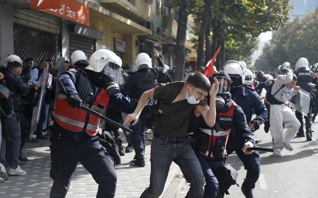 Αλβανία: Τρίτη ημέρα συγκρούσεων και καταστροφών στα Τίρανα Αλβανία:-Τρίτη-ημέρα-συγκρούσεων-και-καταστροφών-στα-Τίρανα