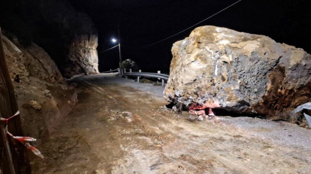 Ολοκληρώθηκε η πρώτη φάση διάνοιξης του δρόμου προς την παραλία Άντονι Κουίν στη Ρόδο, απομακρύνθηκαν τα εγκλωβισμένα οχήματα Ολοκληρώθηκε-η-πρώτη-φάση-διάνοιξης-του-δρόμου-προς-την-παραλία-Άντονι-Κουίν-στη-Ρόδο,-απομακρύνθηκαν-τα-εγκλωβισμένα-οχήματα