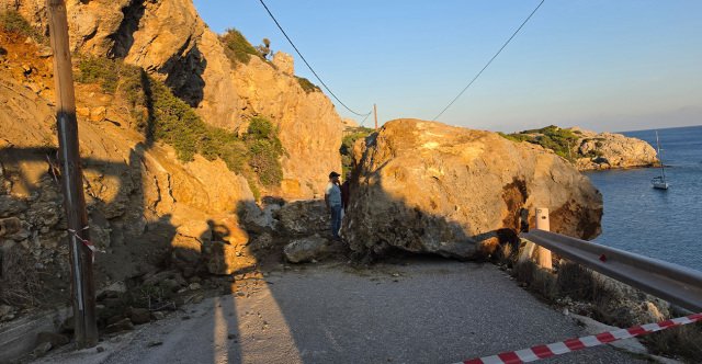 Δεκάδες οχήματα αποκλεισμένα στην παραλία «Άντονι Κουίν» στην Ρόδο μετά την πτώση τεράστιου βράχου Δεκάδες-οχήματα-αποκλεισμένα-στην-παραλία-«Άντονι-Κουίν»-στην-Ρόδο-μετά-την-πτώση-τεράστιου-βράχου