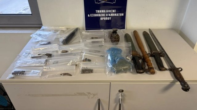 Είχαν στήσει εργαστήριο κάνναβης σε αυλή σπιτιού στον Κάλαμο, βρέθηκαν χειροβομβίδα και ξιφολόγχες Είχαν-στήσει-εργαστήριο-κάνναβης-σε-αυλή-σπιτιού-στον-Κάλαμο,-βρέθηκαν-χειροβομβίδα-και-ξιφολόγχες