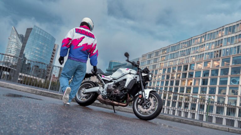 Η Yamaha XSR900 ξαναζωντανεύει τα αγωνιστικά χρώματα των ’90s (+video) Η-yamaha-xsr900-ξαναζωντανεύει-τα-αγωνιστικά-χρώματα-των-’90s-(+video)