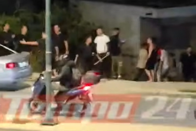 Άγρια συμπλοκή ομάδων Ρομά με ρόπαλα, σίδερα και ξύλα στη Ρόδο, δείτε βίντεο Άγρια-συμπλοκή-ομάδων-Ρομά-με-ρόπαλα,-σίδερα-και-ξύλα-στη-Ρόδο,-δείτε-βίντεο