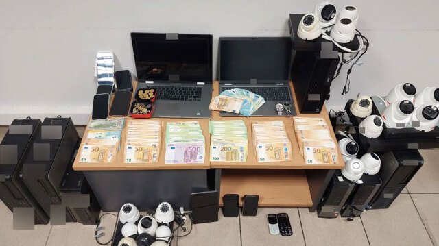 Κύκλωμα παράνομου τζόγου στη Θεσσαλονίκη: Με ένα «κλικ» αποφάσιζαν ποιος θα κερδίσει, είχαν και… panic button για τους αστυνομικούς Κύκλωμα-παράνομου-τζόγου-στη-Θεσσαλονίκη:-Με-ένα-«κλικ»-αποφάσιζαν-ποιος-θα-κερδίσει,-είχαν-και…-panic-button-για-τους-αστυνομικούς