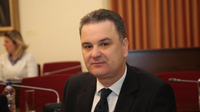 Επίθεση-Ξυνίδη-στο-ΠΑΣΟΚ-του-Ανδρουλάκη:-«Τόσα-χρόνια-το-ίδιο-παραμύθι,-στρίψτε-το-τιμόνι-στα-αριστερά»