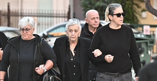 Στον-Ιερό-Ναό-Αγίας-Τριάδας-οι-γονείς-και-οι-αδερφές-του-Γιώργου-Μαζωνάκη-για-το-40ήμερο-μνημόσυνο