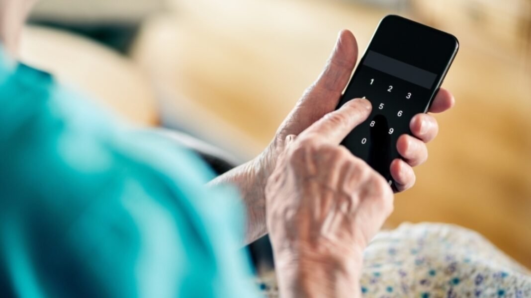 Εξιχνιάστηκε τηλεφωνική απάτη με λεία 220 χρυσές λίρες, 7.500 ευρώ και κοσμήματα αξίας 15.000 ευρώ στην Πέλλα Εξιχνιάστηκε-τηλεφωνική-απάτη-με-λεία-220-χρυσές-λίρες,-7500-ευρώ-και-κοσμήματα-αξίας-15.000-ευρώ-στην-Πέλλα