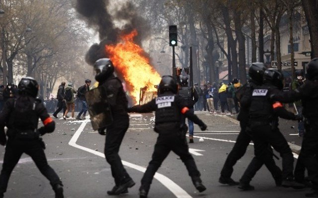 Επεισόδια στο Παρίσι με δακρυγόνα και αντλίες νερού – Διαδηλωτές στήνουν οδοφράγματα Επεισόδια-στο-Παρίσι-με-δακρυγόνα-και-αντλίες-νερού-–-Διαδηλωτές-στήνουν-οδοφράγματα