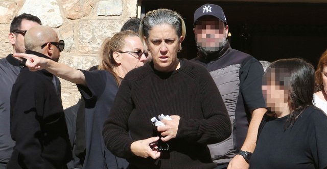 Η-ανάρτηση-της-Μαρίας-Μαζωνάκη-με-μαύρο-φόντο-και-τραγούδι-της-Ματούλας-Ζαμάνη:-«Πάρε-και-την-καρδιά-μου»