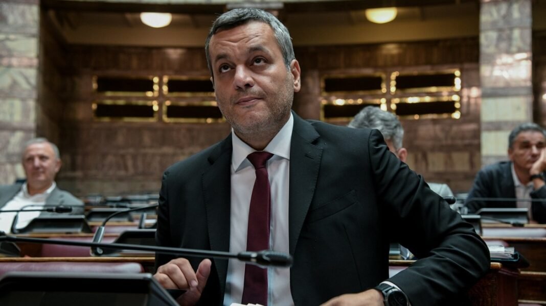 Ο Χάρης Μαμουλάκης παραιτήθηκε από τον ΣΥΡΙΖΑ και οδεύει προς Τσίπρα: Βαριές φανέλες, μεταγραφές και οι παλιοί… ξανάρχονται στην ΕΛΑΣ Ο Χάρης Μαμουλάκης παραιτήθηκε από τον ΣΥΡΙΖΑ και οδεύει προς Τσίπρα: Βαριές φανέλες, μεταγραφές και οι παλιοί… ξανάρχονται στην ΕΛΑΣ