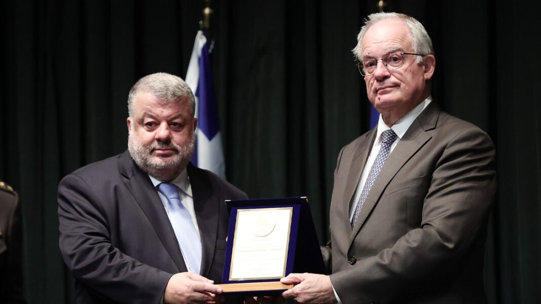 «Σ’ αυτή την κοινωνία ανήκω από σήμερα κι εγώ»: Ο Κωνσταντίνος Τασούλας ανακηρύχθηκε επίτιμος δημότης Αργοστολίου «Σ’-αυτή-την-κοινωνία-ανήκω-από-σήμερα-κι-εγώ»:-Ο-Κωνσταντίνος-Τασούλας-ανακηρύχθηκε-επίτιμος-δημότης-Αργοστολίου