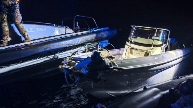 Έξι οι νεκροί από ανατροπή ταχύπλοου στη Σάμο και 14 διασωθέντες, ανάμεσά τους ο φερόμενος διακινητής Έξι-οι-νεκροί-από-ανατροπή-ταχύπλοου-στη-Σάμο-και-14-διασωθέντες,-ανάμεσά-τους-ο-φερόμενος-διακινητής