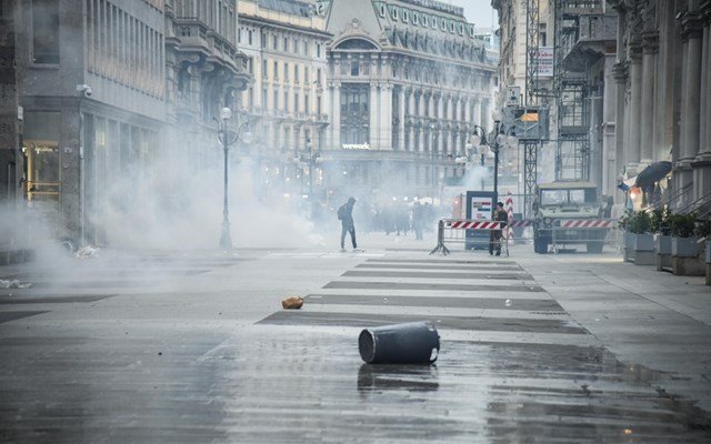 Ιταλία: Κλειστά τα καταστήματα στο κέντρο του Μιλάνου υπό τον φόβο νέων ταραχών Ιταλία:-Κλειστά-τα-καταστήματα-στο-κέντρο-του-Μιλάνου-υπό-τον-φόβο-νέων-ταραχών