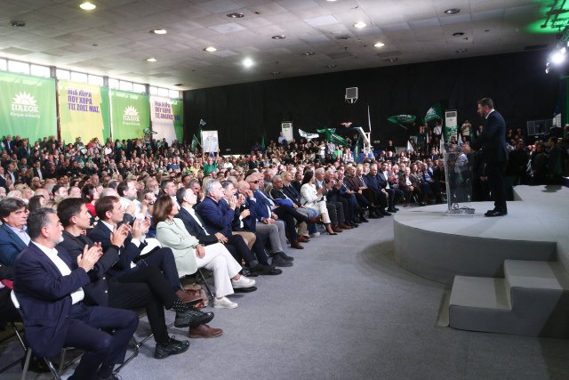 ΠΑΣΟΚ-και-Τσίπρας-σε-ανοιχτό-«πόλεμο»-για-τη-δεύτερη-θέση:-Η-δημοσκοπική-μάχη-και-η-αναμέτρηση-στην-Κεντροαριστερά