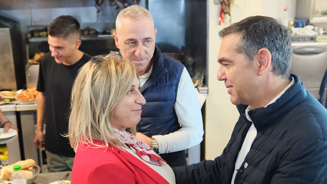 Ο Τσίπρας επισκέφθηκε τσιπουράδικο στον Βόλο: «Δεν πρέπει να κερδίσεις τον Μητσοτάκη, αλλά τον λαό» του είπαν Ο Τσίπρας επισκέφθηκε τσιπουράδικο στον Βόλο: «Δεν πρέπει να κερδίσεις τον Μητσοτάκη, αλλά τον λαό» του είπαν