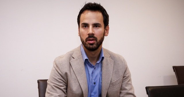 Ρωμανός:-Ψέμα-ότι-ο-Τσίπρας-ήταν-πάντα-απέναντι-στη-βία,-η-κομματική-Αυγή-είχε-βγει-επί-Γρηγορόπουλου-με-ένθετο-«ω-έλατο,-ω-έλατο-τι-ωραία-που-αρπάζεις»