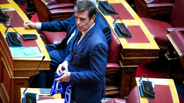 Με-το-κασκόλ-της-Ελλάς-Μελβούρνη-ο-Καιρίδης-στη-Βουλή:-Σπάσαμε-μια-παράδοση-κοτζαμπασισμού