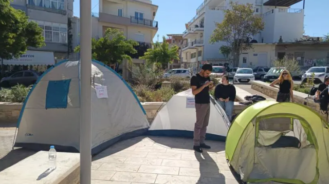 Φοιτητές έστησαν σκηνές έξω από την περιφέρεια Κρήτης, διαμαρτύρονται για το κόστος της στέγης Φοιτητές-έστησαν-σκηνές-έξω-από-την-περιφέρεια-Κρήτης,-διαμαρτύρονται-για-το-κόστος-της-στέγης