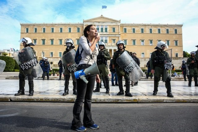 Σε επιφυλακή η κυβέρνηση για τις σημερινές κινητοποιήσεις: Η σύσκεψη Μητσοτάκη με Χρυσοχοΐδη και το μήνυμα «η Ελλάδα δεν θα γίνει Γαλλία» Σε-επιφυλακή-η-κυβέρνηση-για-τις-σημερινές-κινητοποιήσεις:-Η-σύσκεψη-Μητσοτάκη-με-Χρυσοχοΐδη-και-το-μήνυμα-«η-Ελλάδα-δεν-θα-γίνει-Γαλλία»