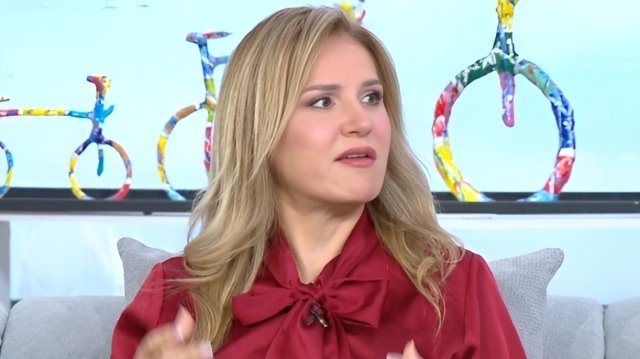 Μπέσσυ Μάλφα: Δεν είμαι μόνο η γυναίκα του Σκιαδαρέση και η μαμά των κοριτσιών, είναι ανόητο να έχουμε τίτλους Μπέσσυ-Μάλφα:-Δεν-είμαι-μόνο-η-γυναίκα-του-Σκιαδαρέση-και-η-μαμά-των-κοριτσιών,-είναι-ανόητο-να-έχουμε-τίτλους