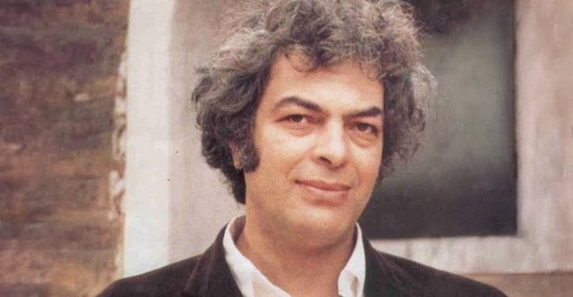 Μάνος-Λοΐζος,-«όλα-σε-θυμίζουν»:-Τα-τραγούδια-που-έγραψαν-ιστορία,-οι-δύο-γάμοι-και-η-διαμάχη-με-το-ΠΑΣΟΚ-για-το-«Καλημέρα-Ήλιε»