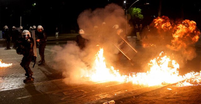 Οι-διαδηλωτές-επιχειρούν-να-αποκλείσουν-τη-Βουλή-στα-Τίρανα-μετά-από-μία-ακόμη-νύχτα-επεισοδίων
