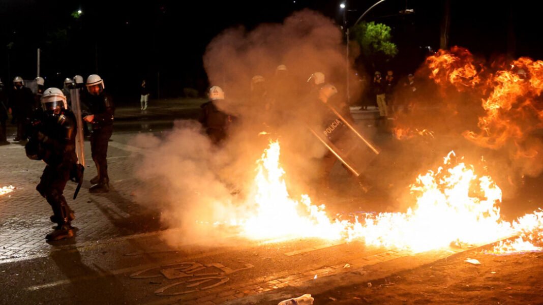 Οι διαδηλωτές επιχειρούν να αποκλείσουν τη Βουλή στα Τίρανα μετά από μία ακόμη νύχτα επεισοδίων Οι διαδηλωτές επιχειρούν να αποκλείσουν τη Βουλή στα Τίρανα μετά από μία ακόμη νύχτα επεισοδίων