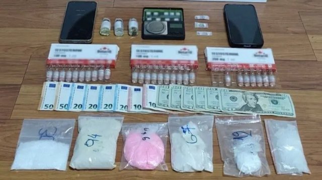 Συνελήφθη 33χρονος στους Αμπελόκηπους για διακίνηση ναρκωτικών και αναβολικών, οι κωδικοί και το τεφτέρι Συνελήφθη-33χρονος-στους-Αμπελόκηπους-για-διακίνηση-ναρκωτικών-και-αναβολικών,-οι-κωδικοί-και-το-τεφτέρι