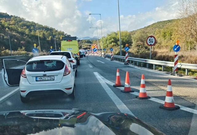 Έκλεισε η Εγνατία Οδός και στα δύο ρεύματα λόγω διαρροής πετρελαίου, ουρές χιλιομέτρων από τα ακινητοποιημένα οχήματα Έκλεισε-η-Εγνατία-Οδός-και-στα-δύο-ρεύματα-λόγω-διαρροής-πετρελαίου,-ουρές-χιλιομέτρων-από-τα-ακινητοποιημένα-οχήματα
