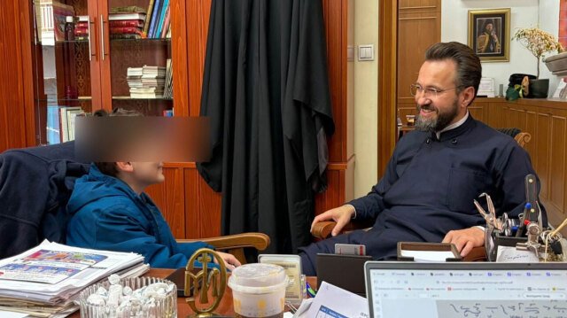 Συγκινεί-η-κίνηση-του-9χρονου-Κωνσταντίνου-που-βγήκε-από-την-παιδοογκολογική-του-Ιπποκράτειου-και-έφτιαξε-ένα-παραμύθι-από-τις-επισκέψεις-ιερέα-στο-νοσοκομείο