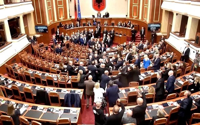Αλβανία:-Αποβολή-6-βουλευτών-από-τις-συνεδριάσεις-της-Βουλής