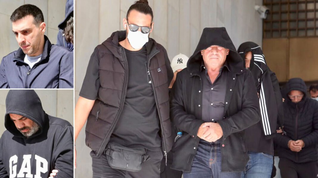 Στην Ευελπίδων με κουκούλες και σκυμμένα κεφάλια οι συλληφθέντες για το κύκλωμα της Pizza Fan, δείτε βίντεο και φωτογραφίες Στην-Ευελπίδων-με-κουκούλες-και-σκυμμένα-κεφάλια-οι-συλληφθέντες-για-το-κύκλωμα-της-pizza-fan,-δείτε-βίντεο-και-φωτογραφίες