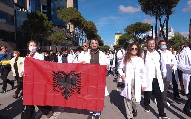 Κλιμακώνεται-η-κρίση-στην-Αλβανία:-Χιλιάδες-πολίτες-αναμένονται-σήμερα-στο-συλλαλητήριο-–-Στο-πλευρό-των-κινητοποιήσεων-επιχειρηματίες-και-καλλιτέχνες