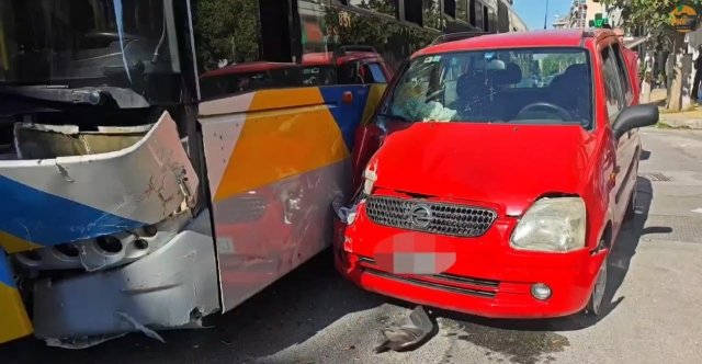 Τροχαίο ατύχημα με λεωφορείο και αυτοκίνητο στην Καλλιθέα, δείτε βίντεο Τροχαίο-ατύχημα-με-λεωφορείο-και-αυτοκίνητο-στην-Καλλιθέα,-δείτε-βίντεο