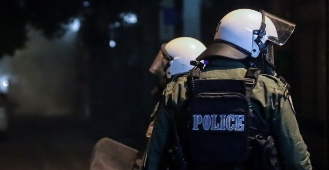 Επεισόδια-στα-Εξάρχεια-τα-ξημερώματα-με-πέτρες-κατά-πυροσβεστών-που-πήγαν-να-σβήσουν-φωτιά-σε-κάδους,-δύο-συλλήψεις