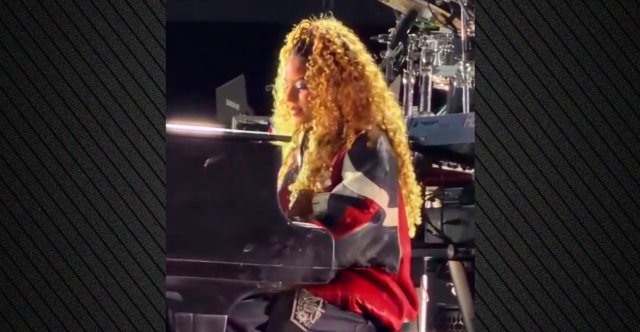 Η 14χρονη κόρη του Jay-Z και της Μπιγιονσέ ανέβηκε στη σκηνή και έπαιξε πιάνο δίπλα στον πατέρα της Η-14χρονη-κόρη-του-jay-z-και-της-Μπιγιονσέ-ανέβηκε-στη-σκηνή-και-έπαιξε-πιάνο-δίπλα-στον-πατέρα-της