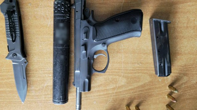 Συνελήφθη 19χρονος στα Άνω Λιόσια που κυκλοφορούσε με πιστόλι με σιγαστήρα και μαχαίρι Συνελήφθη-19χρονος-στα-Άνω-Λιόσια-που-κυκλοφορούσε-με-πιστόλι-με-σιγαστήρα-και-μαχαίρι