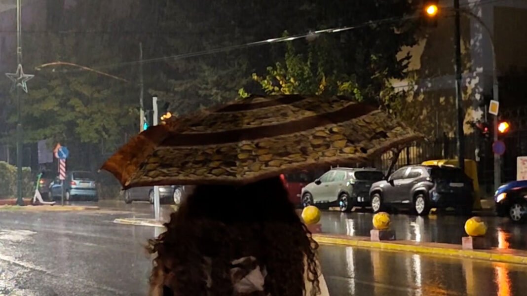 Σε εξέλιξη η κακοκαιρία στην Αττική με κεραυνούς και καταιγίδες, πού βρέχει τώρα Σε-εξέλιξη-η-κακοκαιρία-στην-Αττική-με-κεραυνούς-και-καταιγίδες,-πού-βρέχει-τώρα