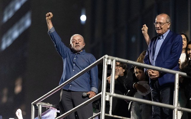 Ο Λούλα νίκησε, η Βραζιλία “κομμένη” στα δύο, με τον ακροδεξιό Μπολσονάρου να αμφισβητεί το αποτέλεσμα Ο-Λούλα-νίκησε,-η-Βραζιλία-“κομμένη”-στα-δύο,-με-τον-ακροδεξιό-Μπολσονάρου-να-αμφισβητεί-το-αποτέλεσμα
