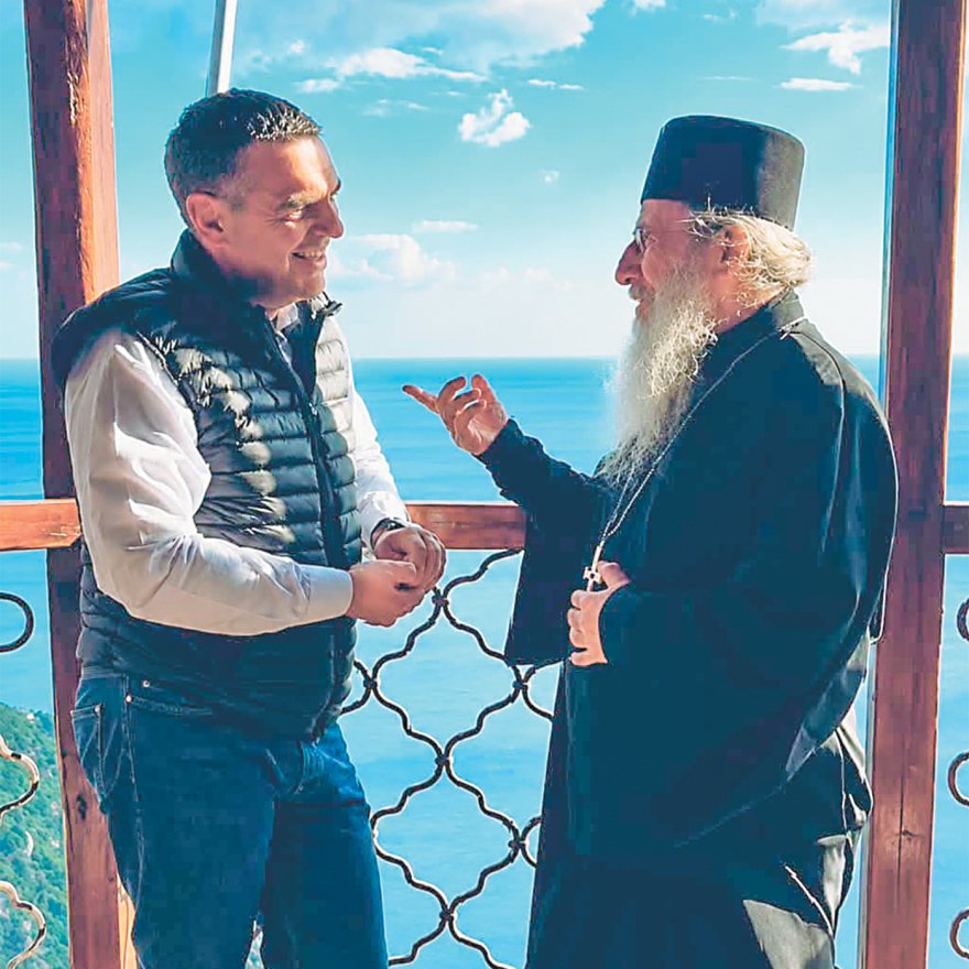 Γιατί τρέχουν όλοι στο Άγιο Όρος – Ψέλνουν στη Σιμωνόπετρα και ακούγεται στην… κάλπη