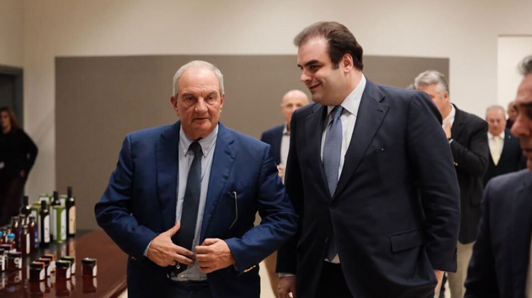 Πιερρακάκης με Καραμανλή και Κοντό από ΣΕΚΕ: Οι αυξήσεις στη φορολογία των καπνικών προϊόντων θα είναι λελογισμένες και θα τεθούν σε ισχύ από το 2036