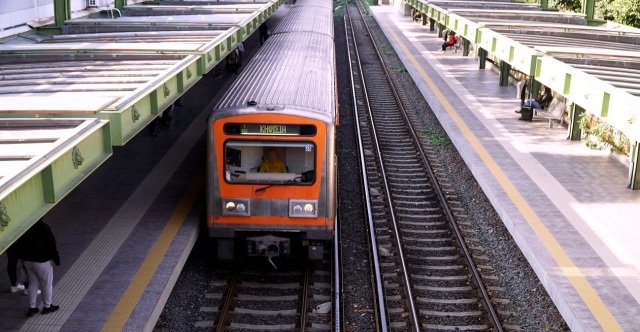 Σώος ο άντρας που έπεσε από πεζογέφυρα στον σταθμό ηλεκτρικού Αγίου Νικολάου, αποκαταστάθηκε η κυκλοφορία Σώος-ο-άντρας-που-έπεσε-από-πεζογέφυρα-στον-σταθμό-ηλεκτρικού-Αγίου-Νικολάου,-αποκαταστάθηκε-η-κυκλοφορία